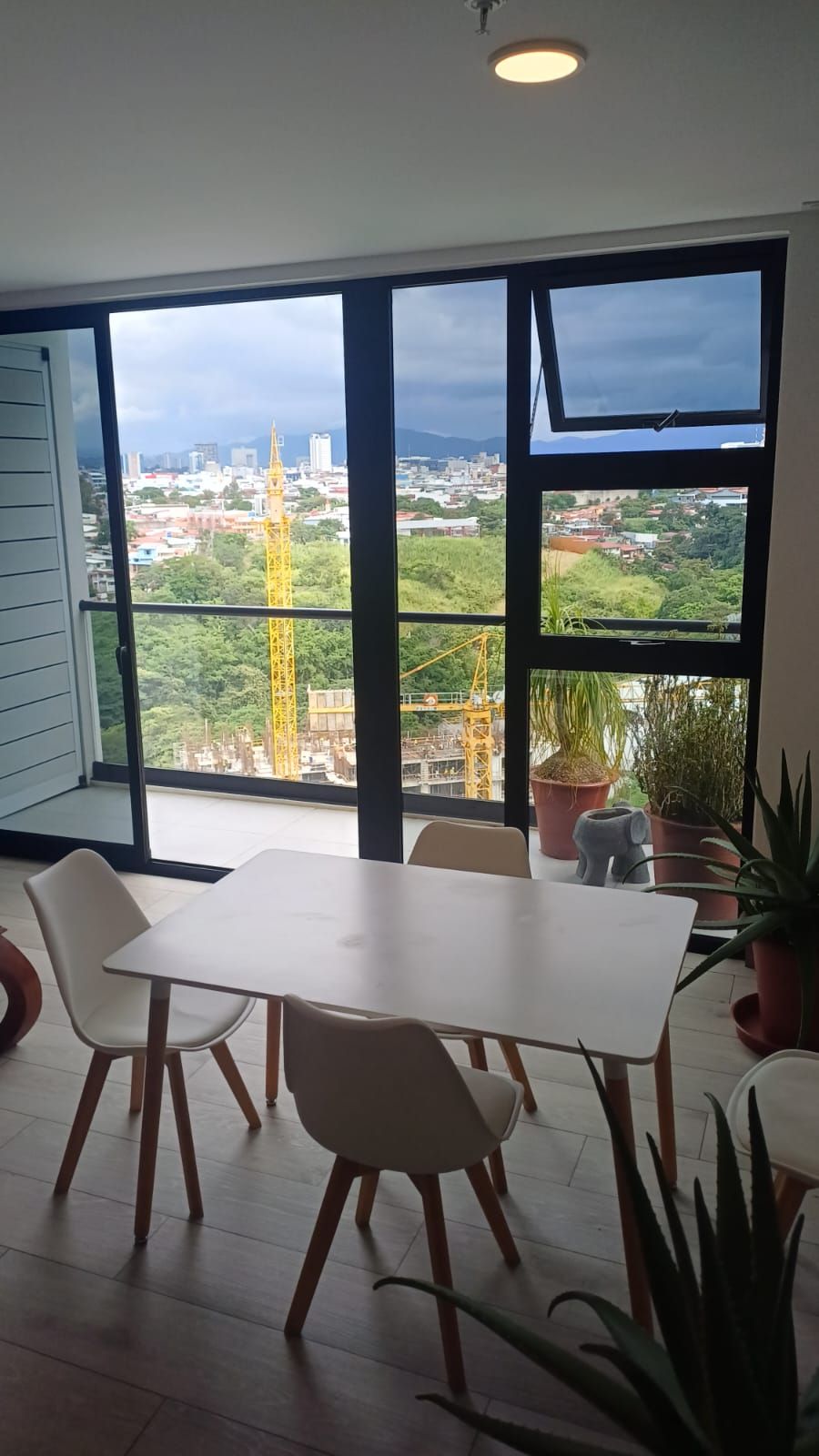 Comedor frente al ventanal con vista a la ciudad