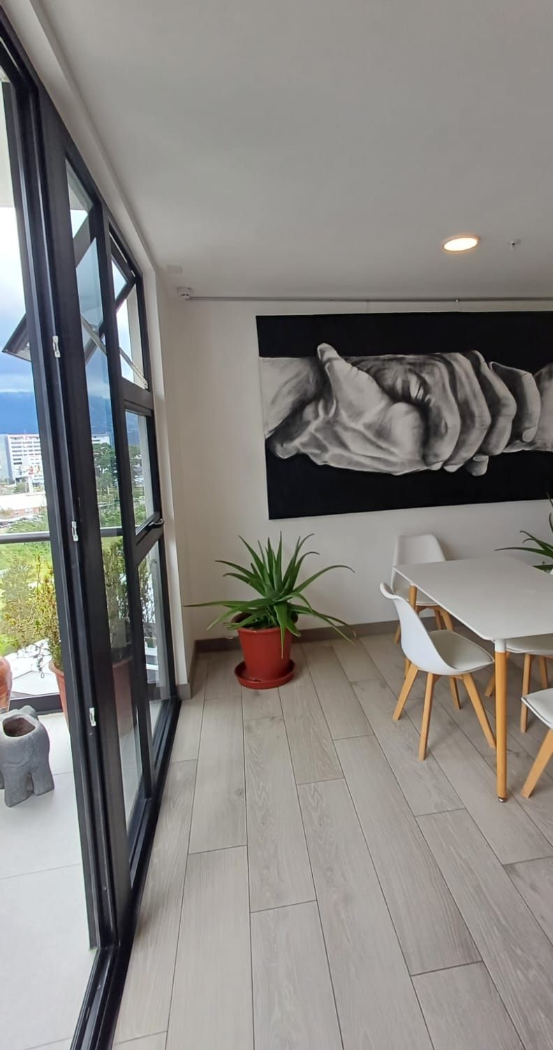 Comedor con ventanales de piso a techo