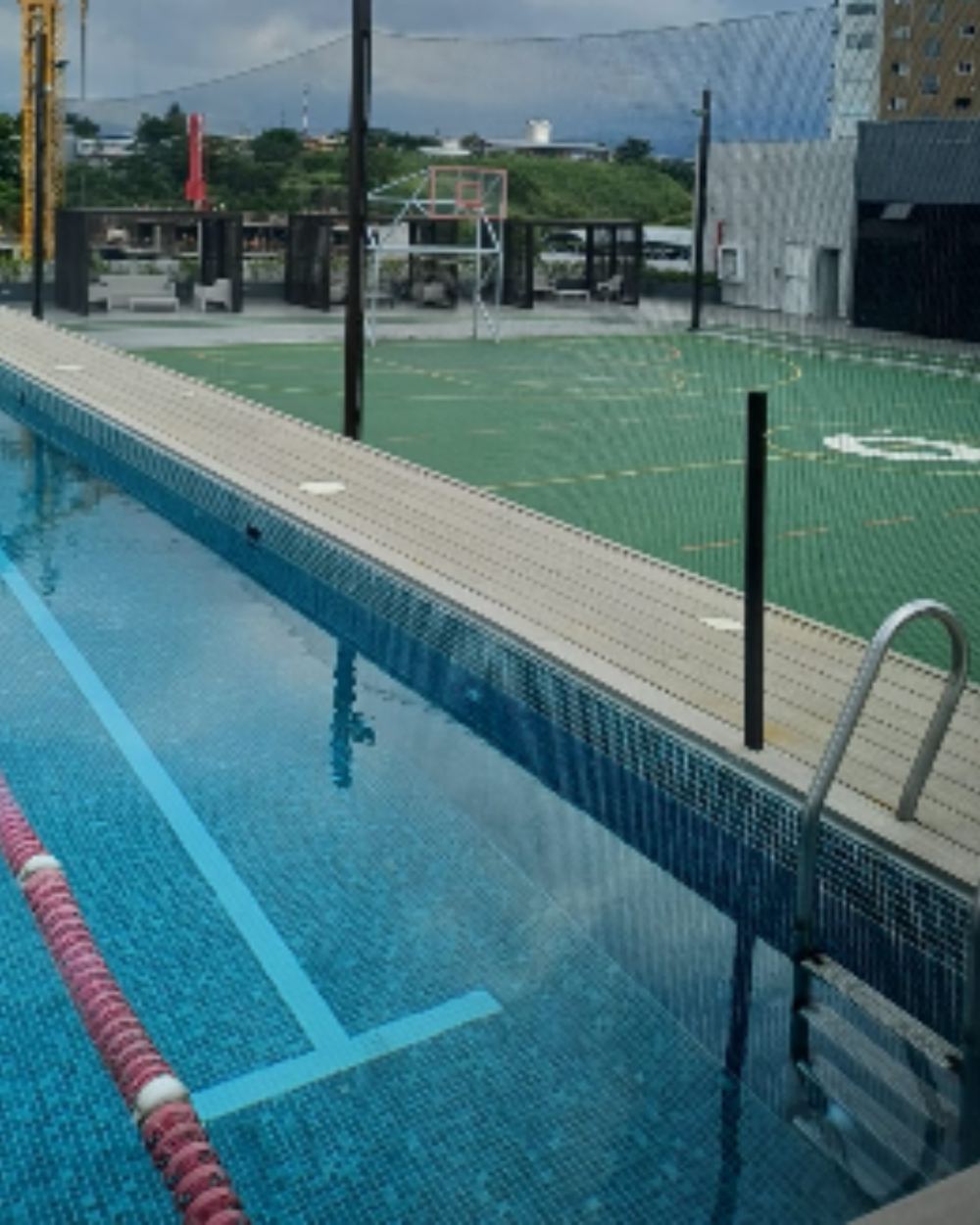 Piscina olímpica y cancha